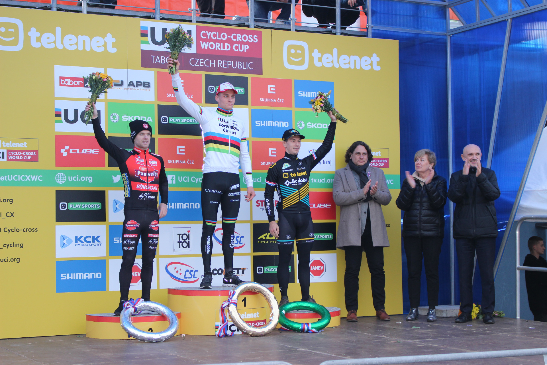 The Dutch cyclocross rider Mathieu van der Poel (centre) started in Tábor for the last time at the World Cup in November 2019. He overtook the Belgian Eli Iserbyt (left) in the finish line.